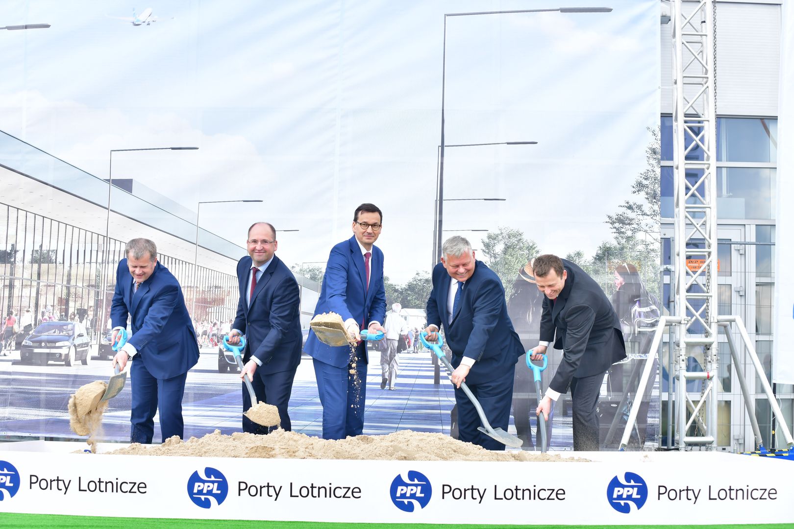 Inauguracja budowy lotniska w Radomiu 7 maja 2019 r. Od lewej: Mariusz Szpikowski, Adam Bielan, Mateusz Morawiecki, Marek Suski, Mikołaj Wild 