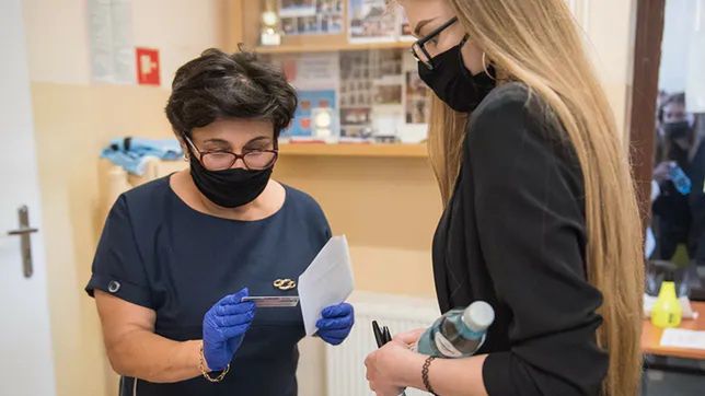 Próbne matury w praktyce. Uczniowie z niemal całej Polski tłumnie ruszyli do szkół