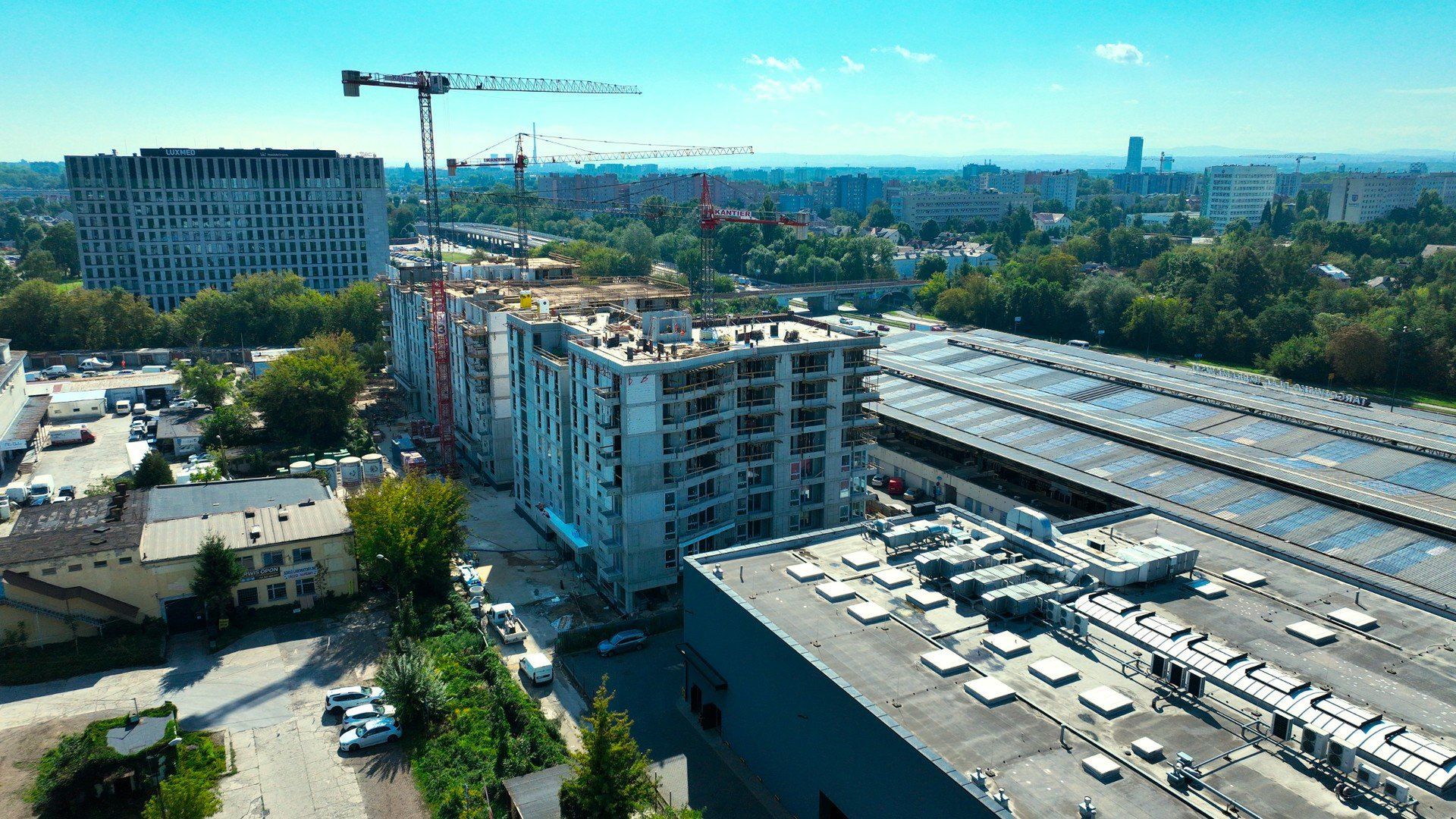 Ogromną zaletą osiedla jest położenie w najbliższym sąsiedztwie Placu Imbramowskiego. To kultowe targowisko w klimacie tradycyjnego kolorowego bazaru