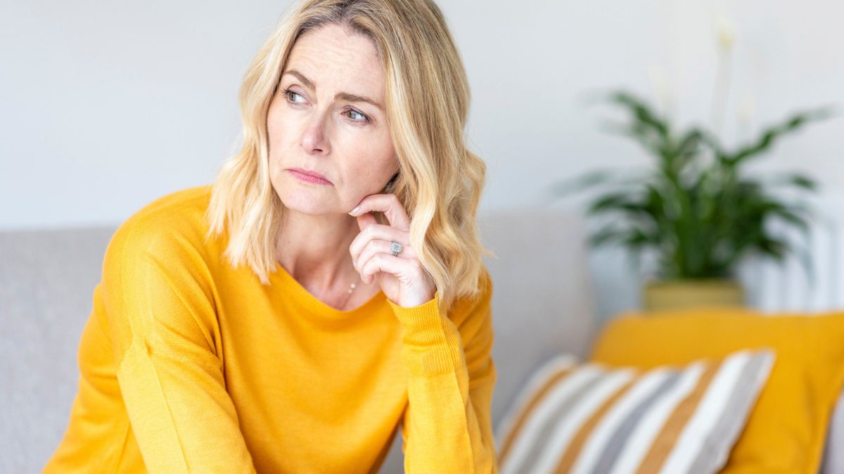 Zamyślona kobieta zastanawia się nad dobrym wyjściem z sytuacji