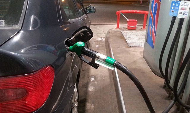 Analitycy: nie ma co liczyć na obniżki cen paliw