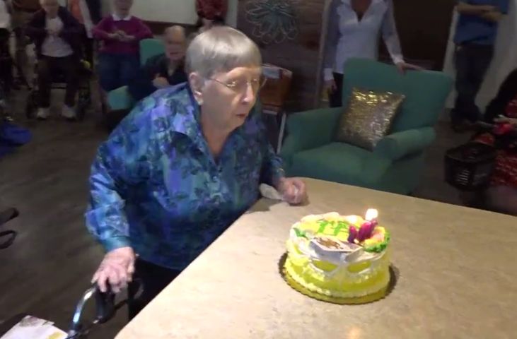 Ma 104 lata i twierdzi, że dietetyczna cola jest kluczem do długowieczności