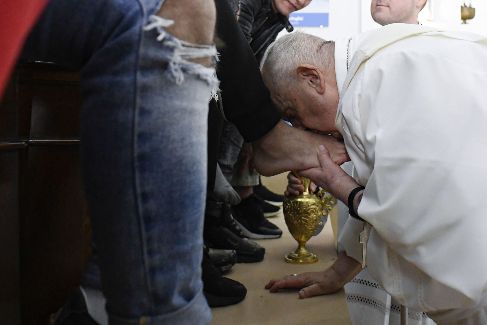 Papież obmył nogi nieletnim osadzonym. "Naśladujmy ten gest"