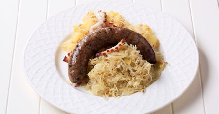 Kaszanka z kapustą kiszoną z grilla – tradycyjny smak w nowym wydaniu