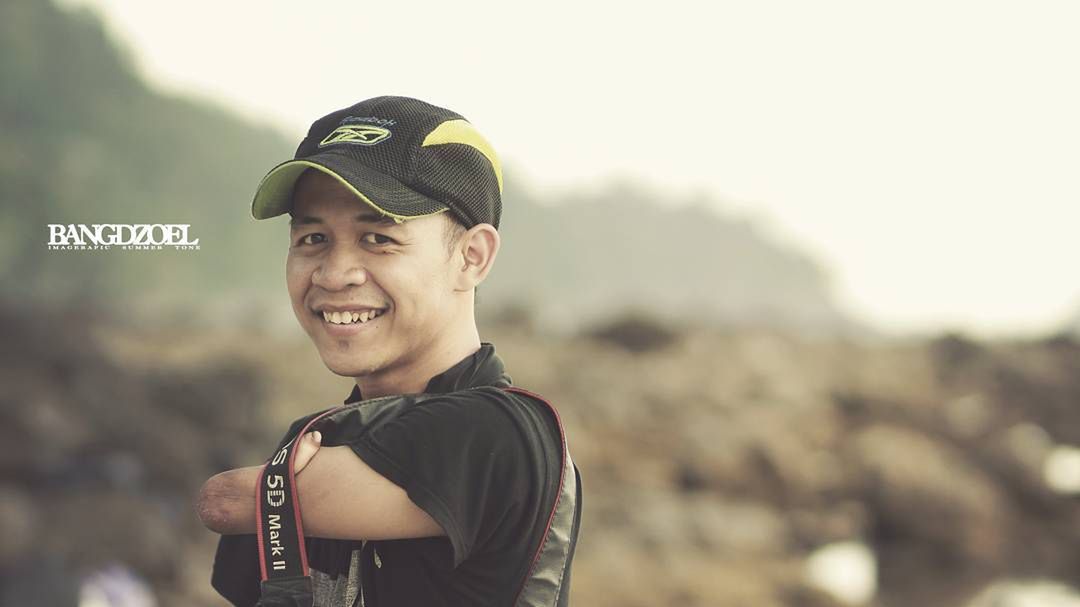 Achmad Zulkarnain urodził się bez nóg i rąk. Nie jest to przeszkodą dla jego fotograficznej kariery 1