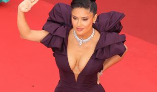 56-letnia Salma Hayek w Cannes musiała uważać na dekolt. Jej sukienka ledwo przykryła biust