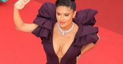 56-letnia Salma Hayek w Cannes musiała uważać na dekolt. Jej sukienka ledwo przykryła biust