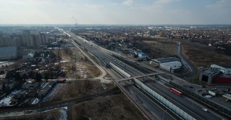 Warszawa. Utrudnienia na trasie S8. Z ciężarówki wylał się beton
