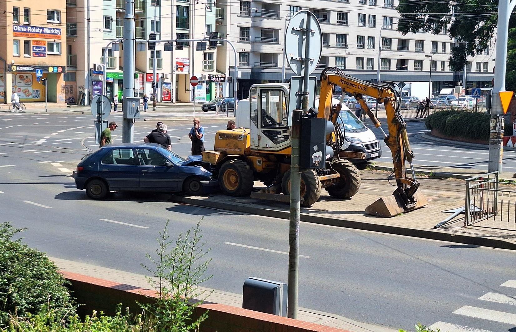 Wypadek w centrum Wrocławia. Osobówka wjechała w koparkę