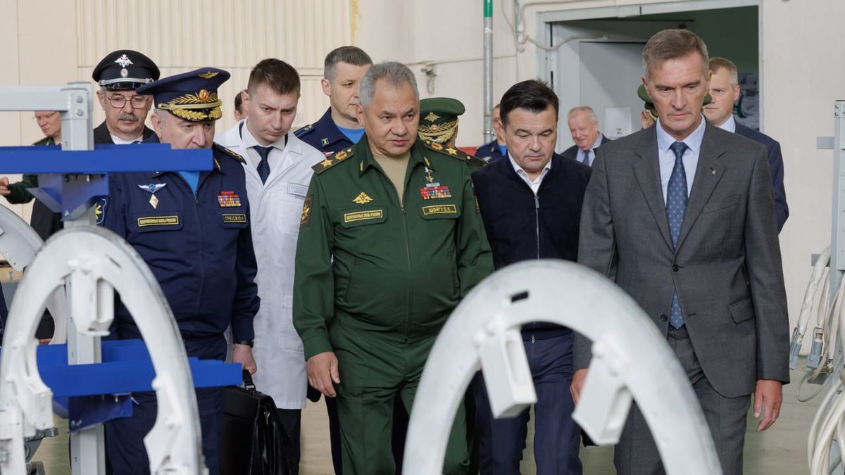 MOSCOW, RUSSIA - SEPTEMBER 27: (----EDITORIAL USE ONLY - MANDATORY CREDIT - RUSSIAN DEFENSE MINISTRY / HANDOUT' - NO MARKETING NO ADVERTISING CAMPAIGNS - DISTRIBUTED AS A SERVICE TO CLIENTS----) Russian Defense Minister Sergei Shoigu (2nd L) inspects the fulfilment of the state defence order at Tactical Missiles Corporation defence industry enterprise in Moscow, Russia on September 27, 2023. (Photo by Russian Defense Ministry/Anadolu Agency via Getty Images)
