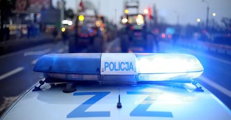 Warszawa. Wypadek na trasie S2. Auto wjechało pod naczepę tira