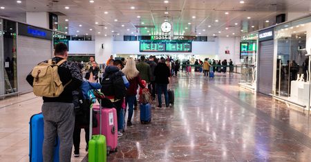 Miało być łatwiej. Paszport covidowy paraliżuje lotniska