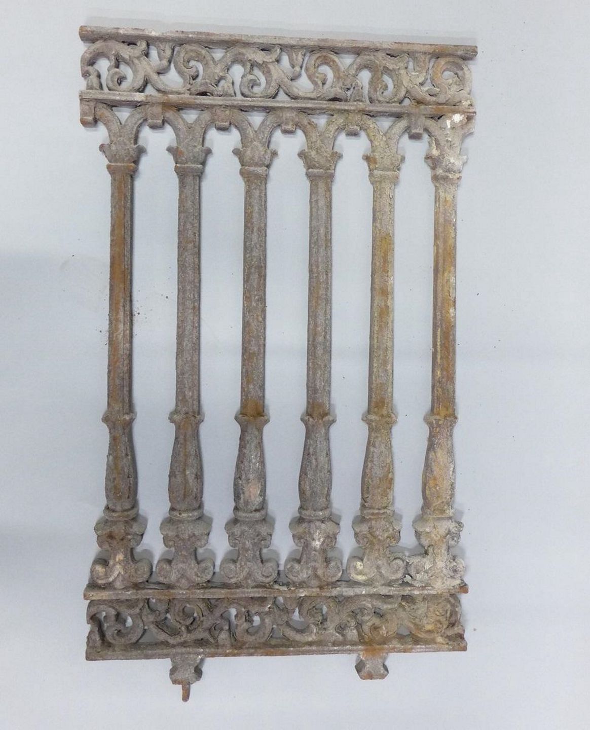 Warszawa. Fragment balustrady balkonowej