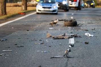 Wypadek w Sarniej Zwoli. Motocyklista trafił do szpitala po zderzeniu z Audi