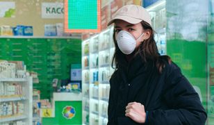 Maseczka zmienia kolor i pokazuje, że trzeba ją zmienić. Nastolatek ma patent