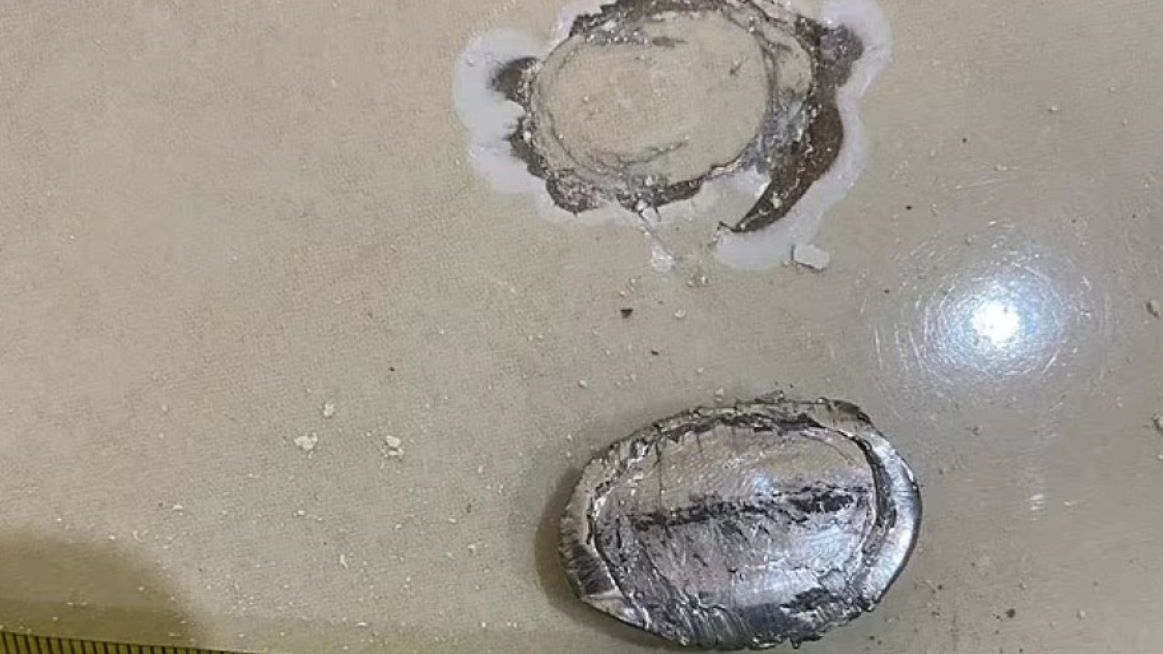 Dziwny przedmiot przebił się przez dach domu 