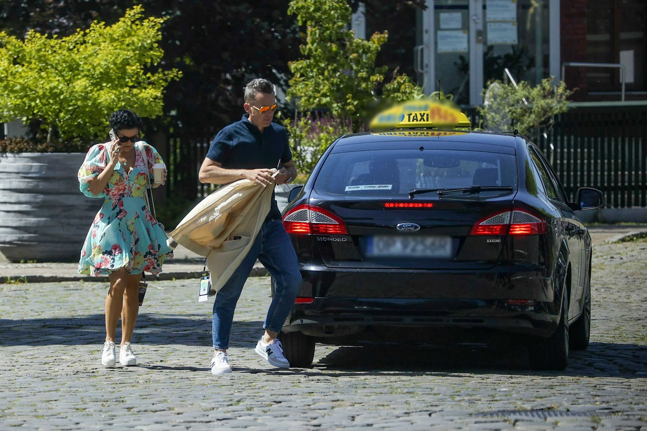 Katarzyna Cichopek i Maciej Kurzajewski wychodzą z hotelu i jadą na próbę przed koncertem w Opolu