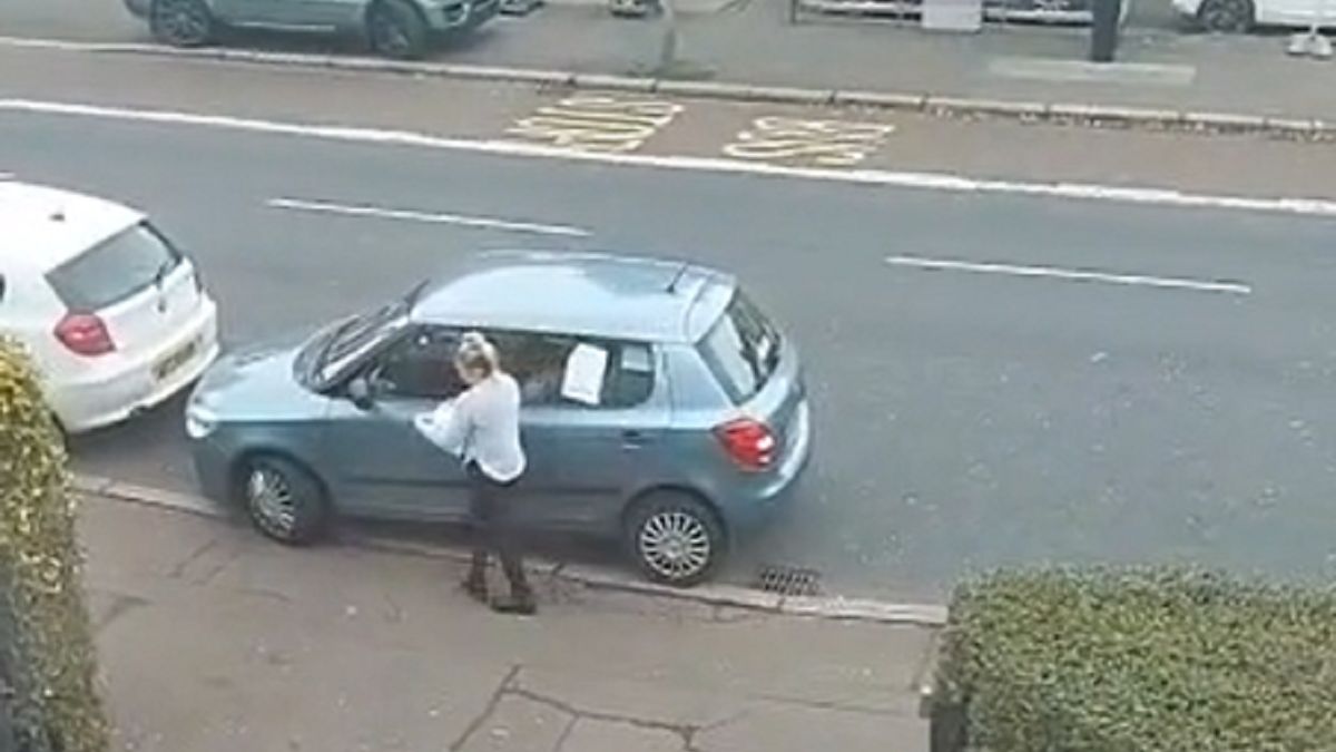 Kobieta ma dość. Obkleja auta wściekłymi wiadomościami