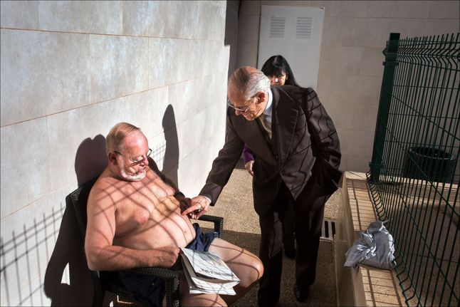 W 2017 roku Peter został członkiem kolektywu fotograficznego iN-PUBLIC. Jego fotografie nie są reportażem. Starannie dobrane elementy wizualne i uważnie uchwycone chwile, to esencja fotografii ulicznej Koola.