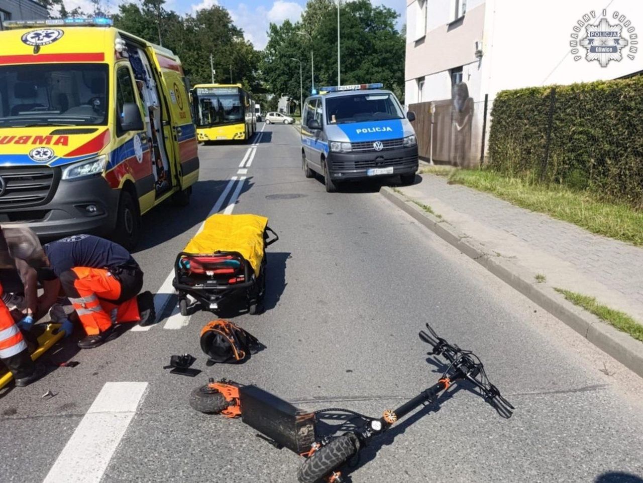 Knurów: Wjechał hulajnogą w auto. Miał cztery promile