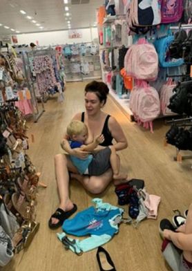 Australijka karmiła piersią 7-letniego syna na podłodze w sklepie