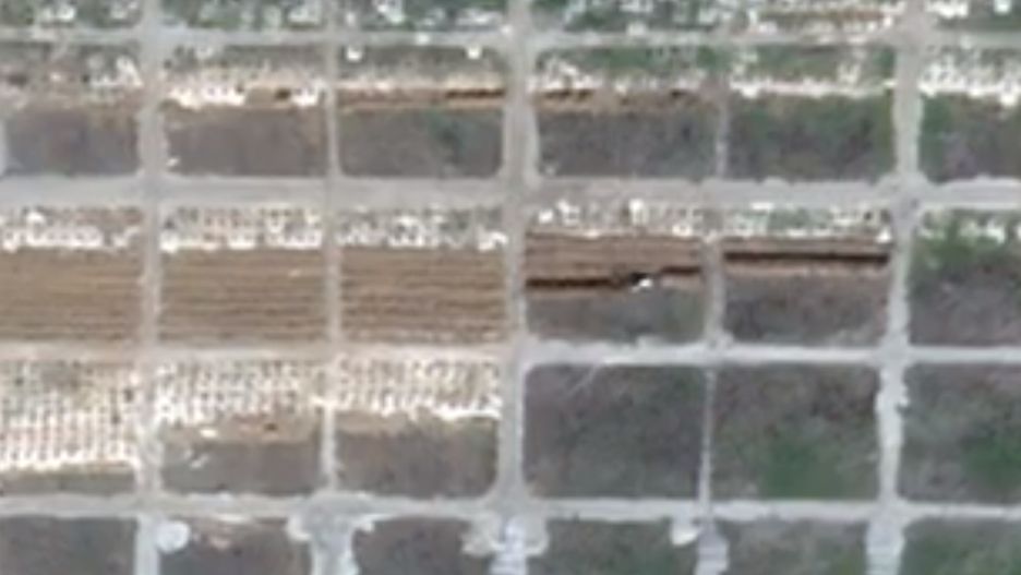 Nowe zdjęcia satelitarne ujawniają masowe groby w Mariupolu