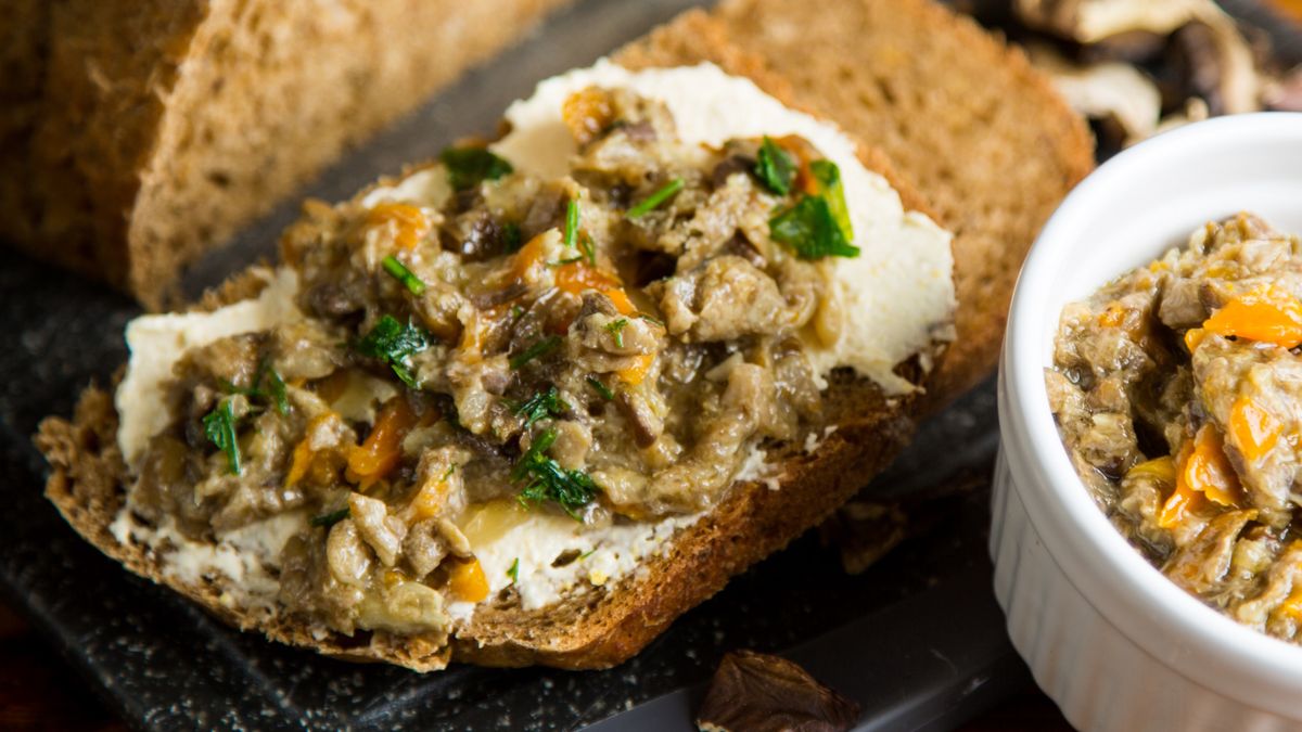 Pasta grzybowa to świetne smarowidło do chleba