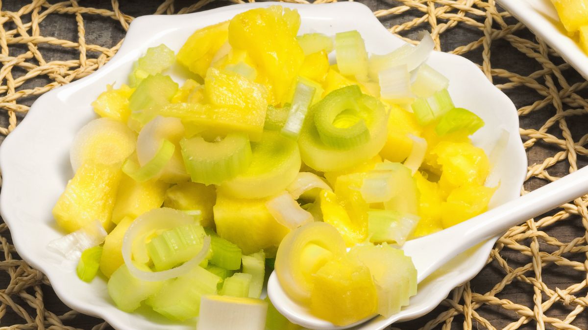 Moja mama dodaje do surówki z pora nietypowy składnik. Hit rodzinnych imprez