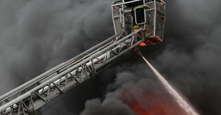 Śląskie. Groziło wybuchem. Strażacy gasili pożar samochodu z butlami