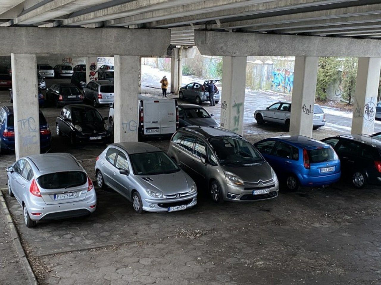 Aktualnie kierowcy parkują między innymi pod wiaduktem