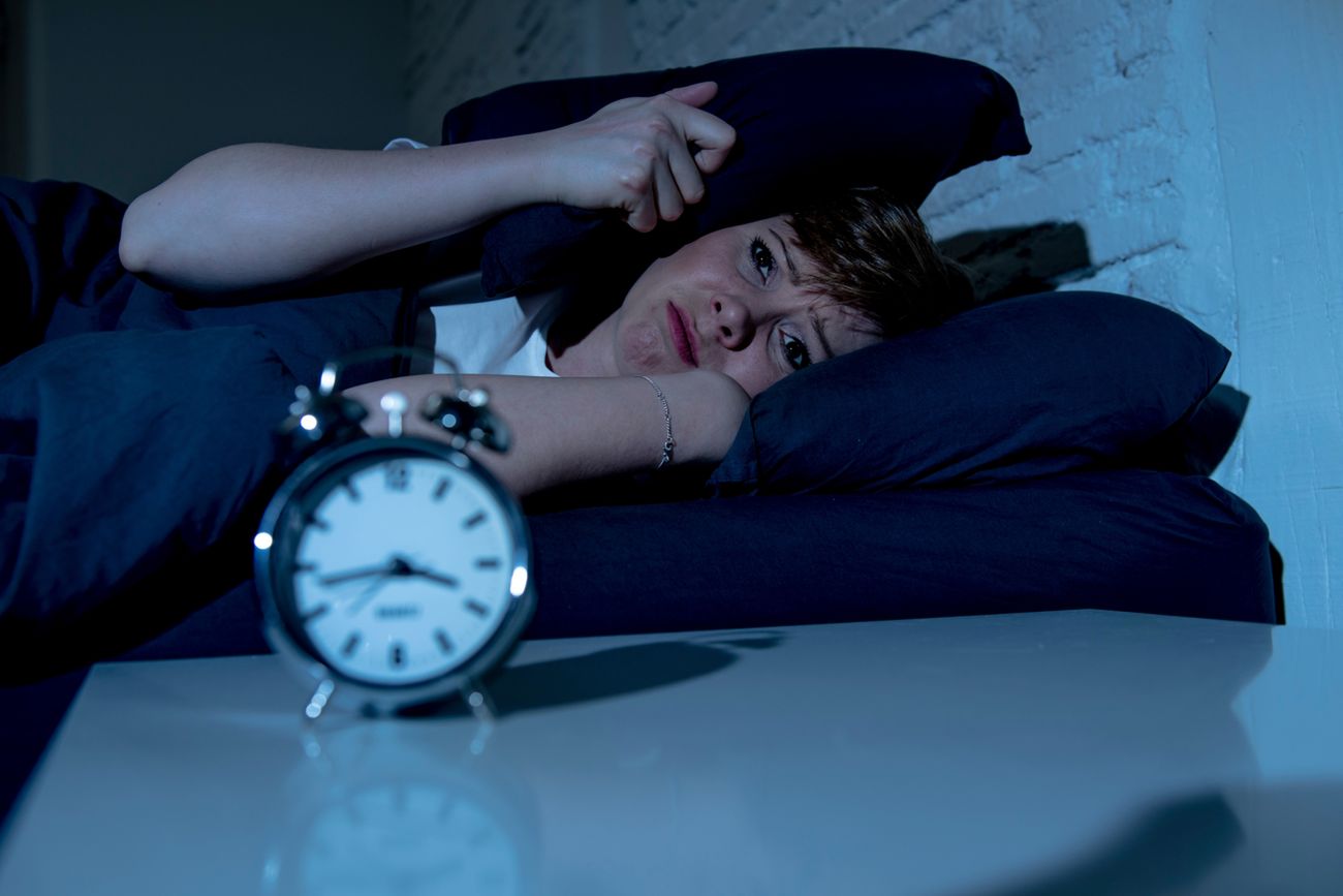 Częste zerkanie na zegarek w środku nocy zaostrza bezsenność