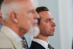 Krzysztof Bosak w maseczce w kościele. W Sejmie - bez. Wytknięto mu niekonsekwencję