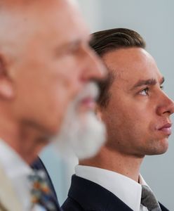 Krzysztof Bosak w maseczce w kościele. W Sejmie - bez. Wytknięto mu niekonsekwencję