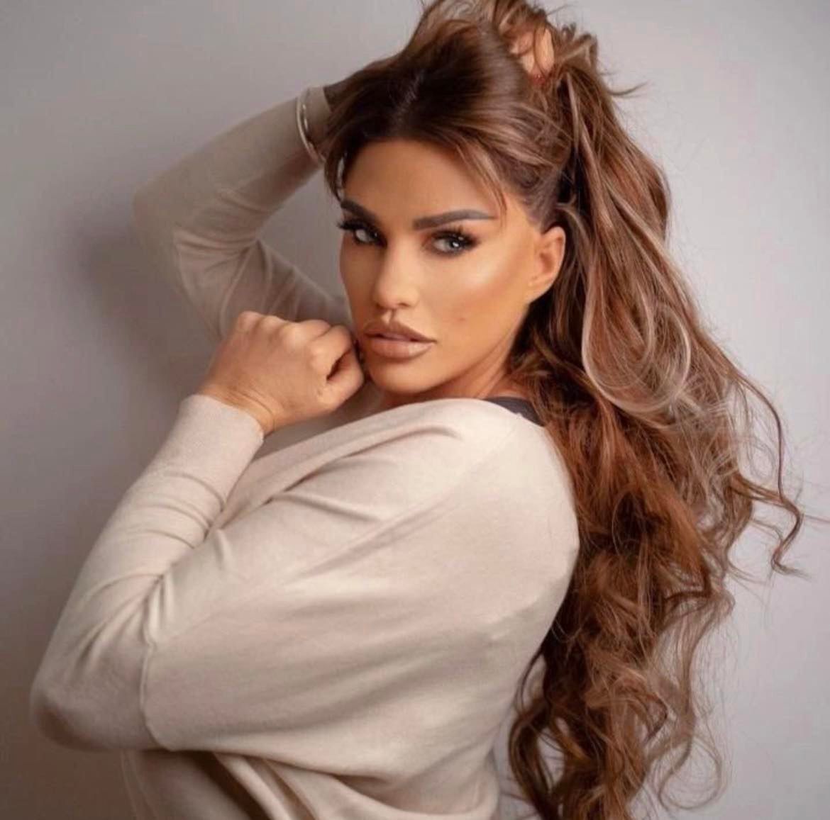 Katie Price prezentuje efekty 16. (!) operacji piersi