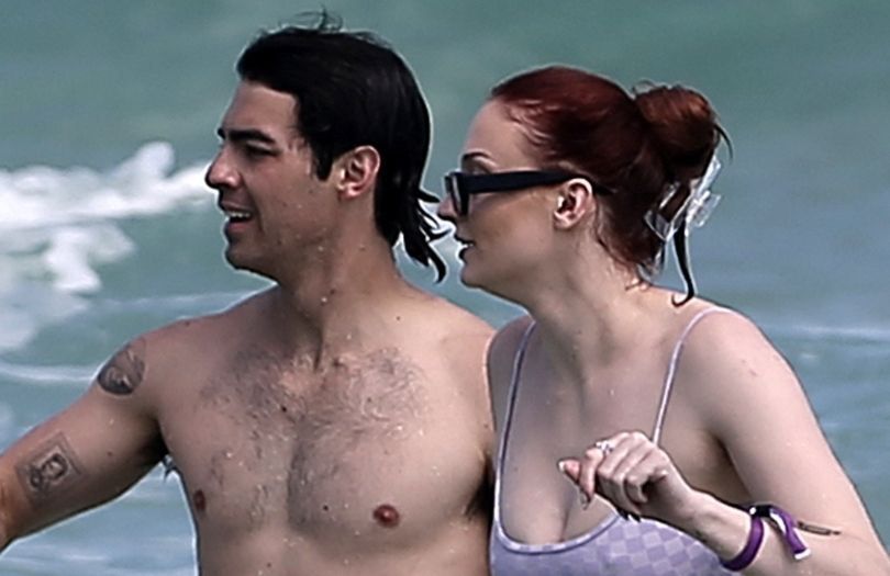 Sophie Turner prezentuje zaokrąglony brzuch, szalejąc na plaży z Joe Jonasem