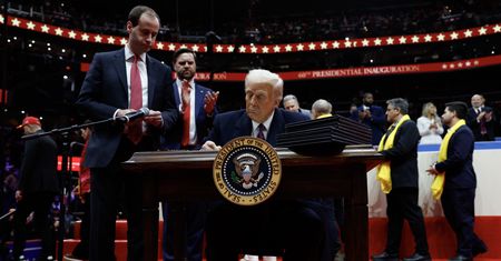 Pierwsze decyzje Trumpa. Podpisywał dokumenty na wiecu
