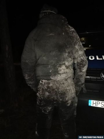Ostrowieccy policjanci uratowali życie mężczyzny, który przebywał w zadymionym pustostanie