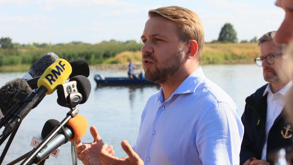 Cigacice (woj. lubuskie), 11.08.2022. Sekretarz stanu w Ministerstwie Środowiska i Klimatu Jacek Ozdoba na konferencji prasowej we wsi Cigacice, 11 bm. Spotkanie dotyczyło zanieczyszczenia Odry. (aldg) PAP/Lech Muszyński