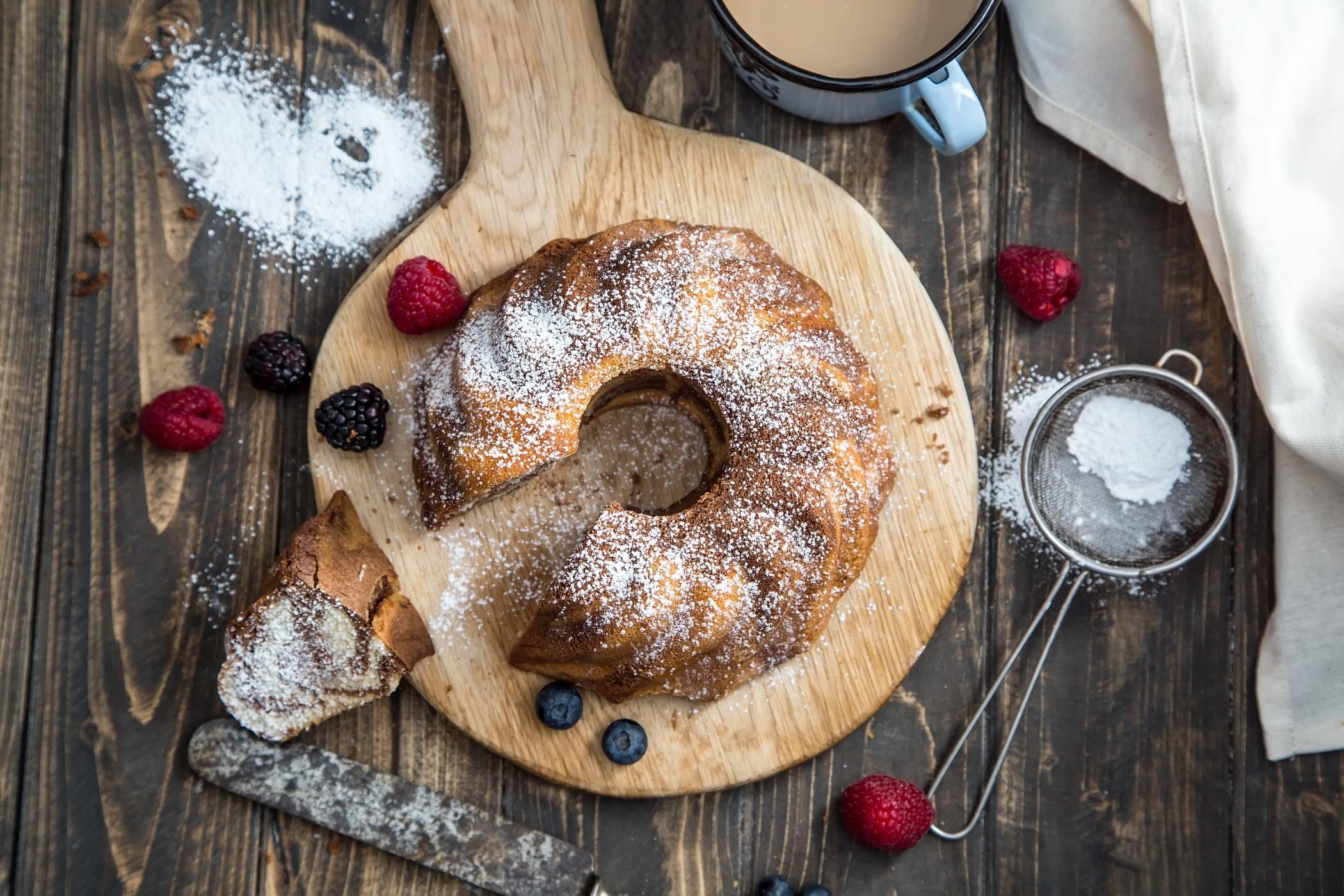 Babka marmurkowa posypana cukrem pudrem