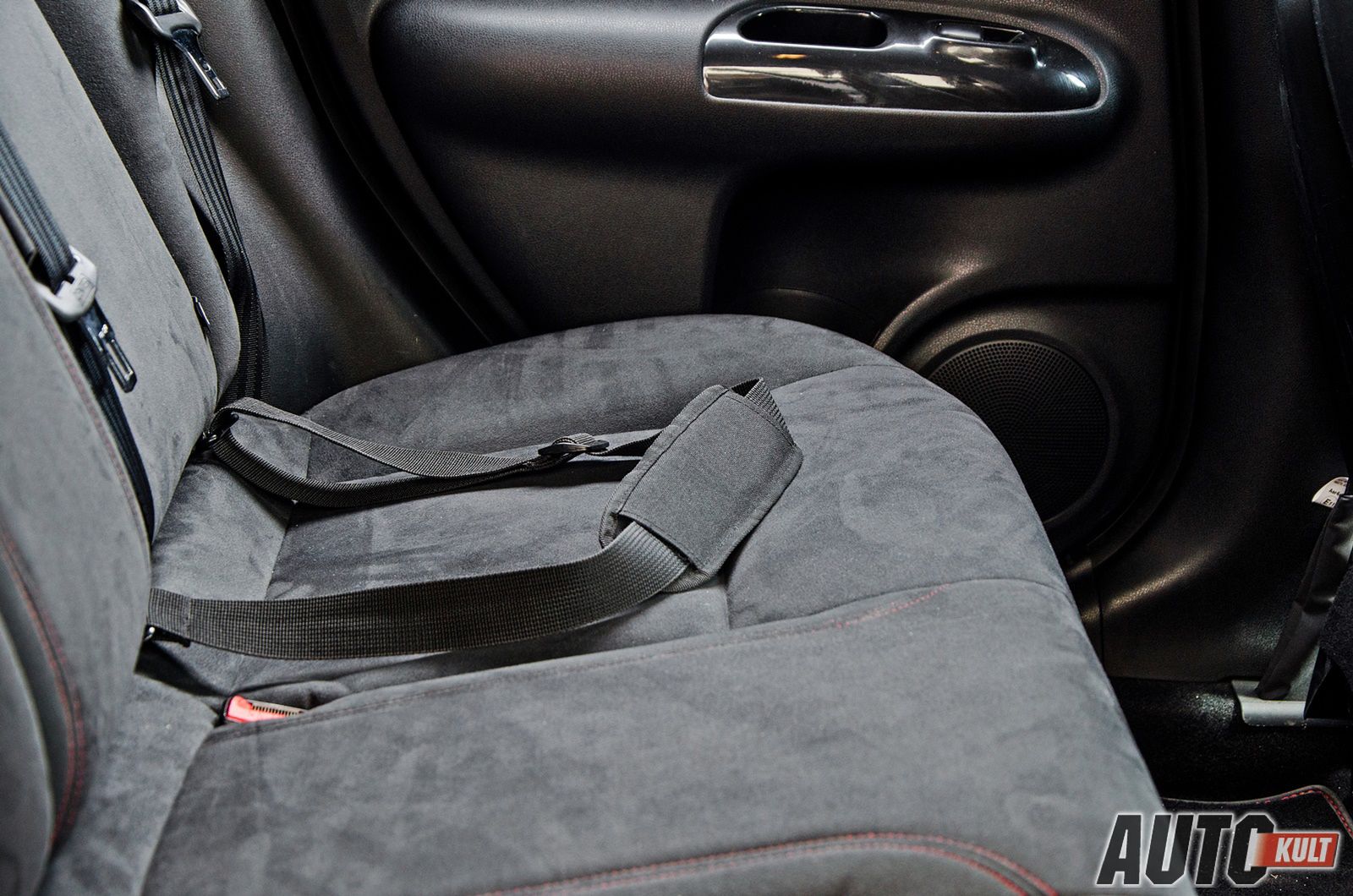 Zaczepy ISOFIX plus pasek od sportowej torby dają dużo możliwości bezpiecznego ulokowania bagażu w kabinie