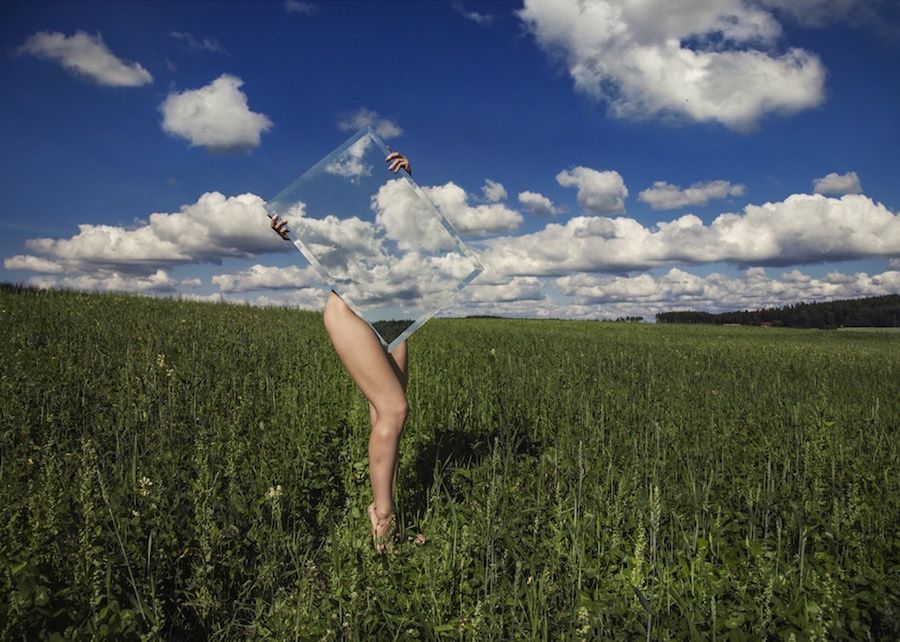 Loreal Prystaj ukryta za lustrem na pięknych portretach w otoczeniu natury 2