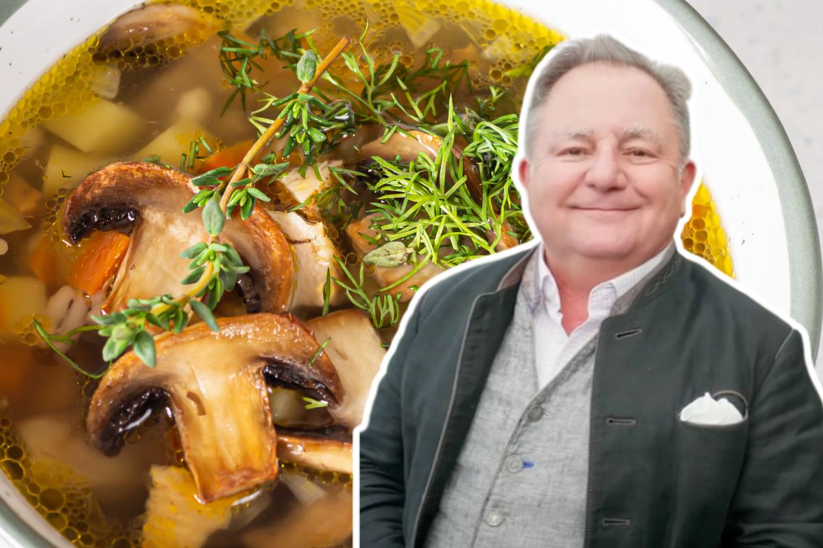 Robert Makłowicz wlewa szklankę do grzybowej. Smakuje lepiej niż w ekskluzywnej restauracji