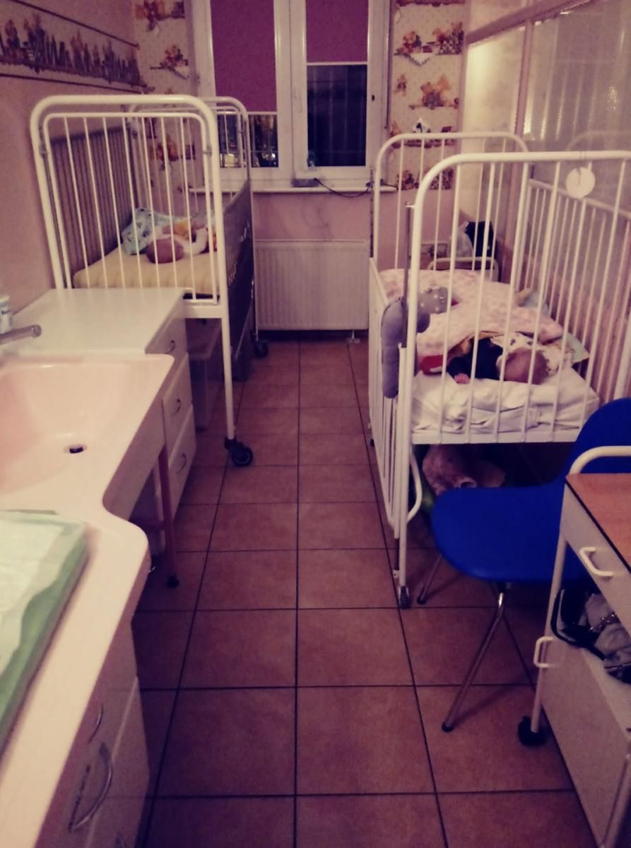 Szpital w Poznaniu na ul. Nowowiejskiego. Rodzic nocuje pod łóżkiem albo na krześle