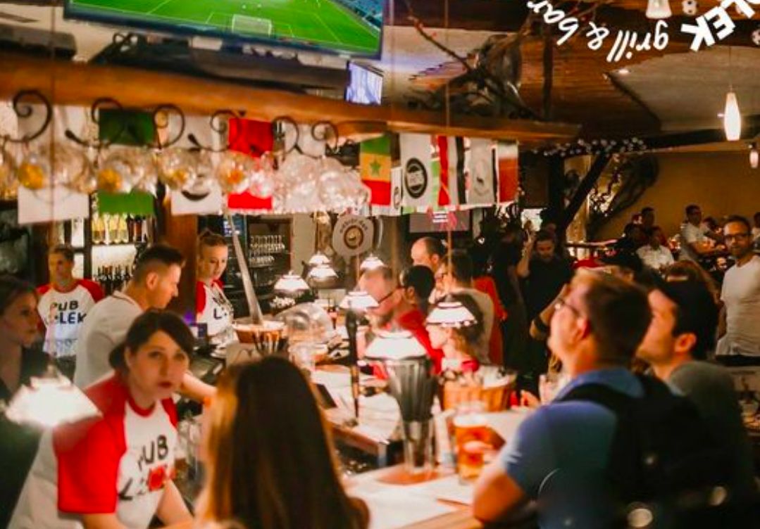 Warszawa. Na kibicowanie Włochom albo Anglikom, walczącym w niedzielny wieczór o puchar Euro 2020 zaprasza wiele lokali w stolicy, między innymi pub Lolek na Polu Mokotowskim