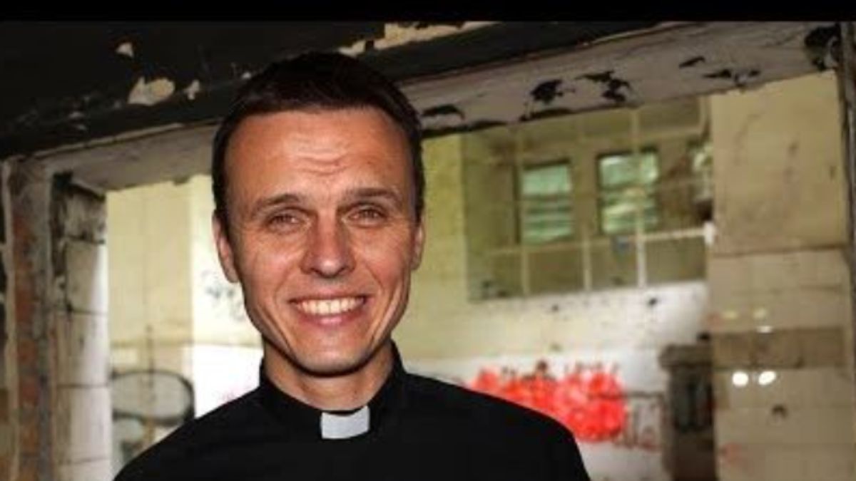 Ile zarabia ksiądz w Polsce? Ksiądz Rafał Główczyński opowiedział nam o kulisach swojej posługi