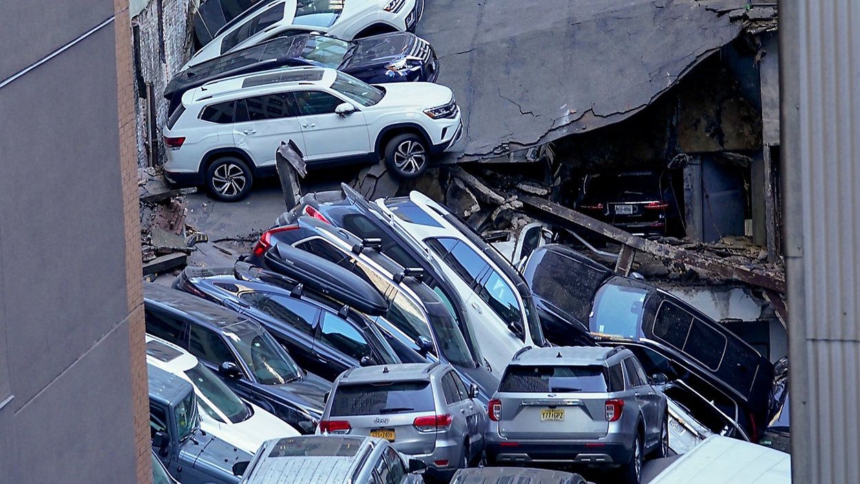 Katastrofa w Nowym Jorku. Zawalił się piętrowy parking. Nagranie z USA