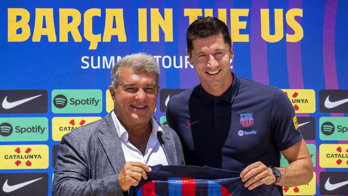 FC Barcelona President, Joan Laporta (L) gives the Club team t-shirt to the Polish soccer player Robert Lewandowski during the official welcoming ceremony to FC Barcelona Club at Conrad Fort Lauderdale Beach hotel in Fort Lauderdale, Florida, USA, 20 July 2022. EPA/CRISTOBAL HERRERA-ULASHKEVICH Dostawca: PAP/EPA.