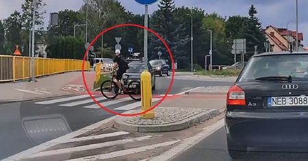 O włos od tragedii. Rowerzysta nagle wjechał na pasy. "To nie było mądre"