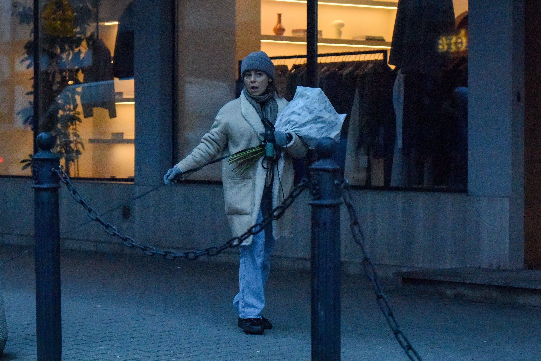 Anna Mucha na spacerze z psem