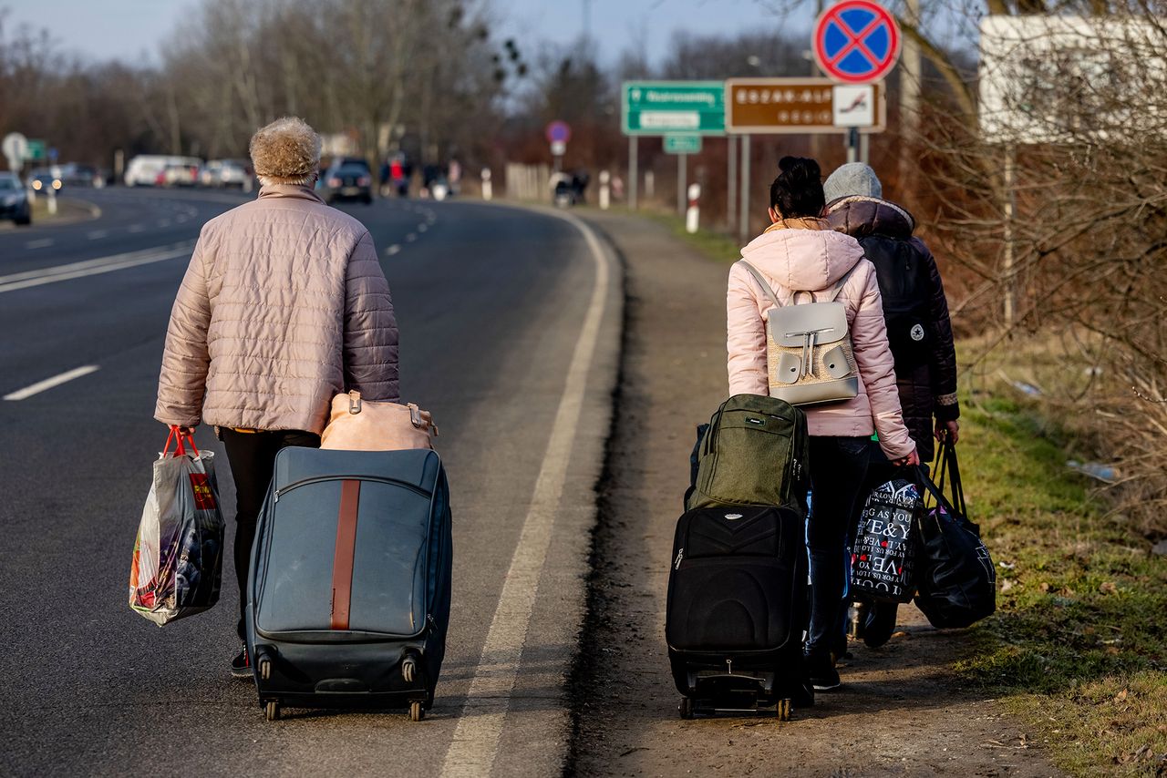 Ukraińcy idący w kierunku przejścia granicznego z Węgrami. W wyznaczonym miejscu powstały bardzo długie kolejki.